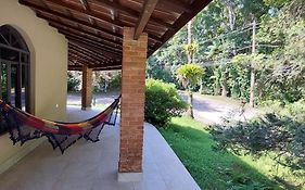Refúgio em meio a montanhas com cachoeira e praia